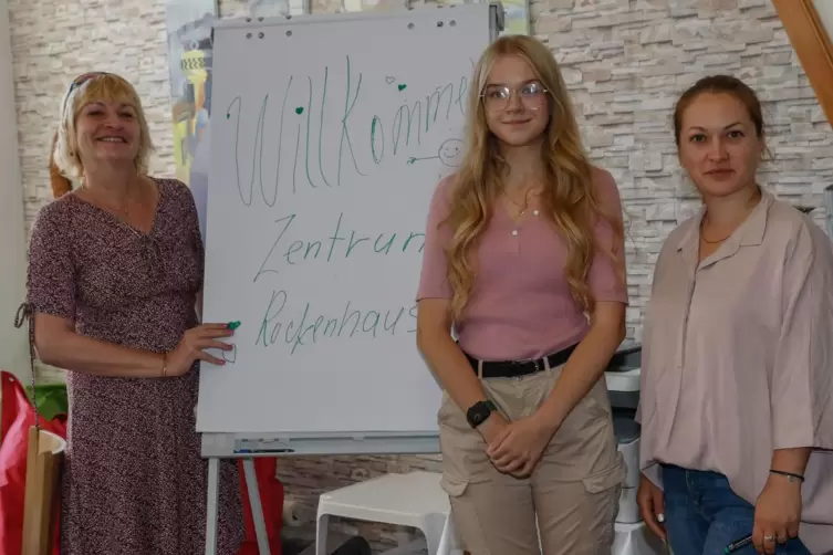 Helfen den Flüchtlingen in vielen Angelegenheiten weiter (von links): Natalija Klag, Svetlana Spiricheva und Viktoria Lorenz.