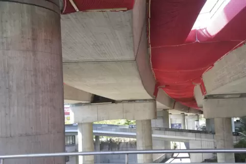 Die roten Fangnetze sollen Betonbrocken auffangen.