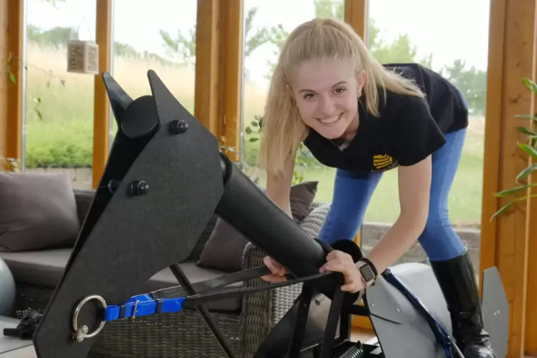 Training im Wintergarten: Auf ihrem &bdquo;Blech-Otto&ldquo; &uuml;bt Anna-Lena Weidler auch drinnen immer wieder Bewegungsabl&auml;ufe, Kraft und Aus