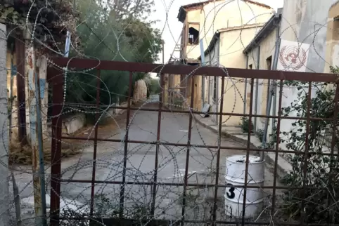  Die Pufferzone in Zyperns Hauptstadt Nikosia, aufgenommen von der griechisch-zypriotischen Seite aus. 