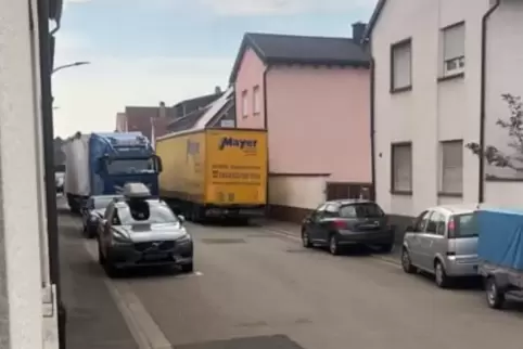 Kaum Platz zum Ausweichen: Lastwagen, die sich in der Germersheimer Straße begegnen.