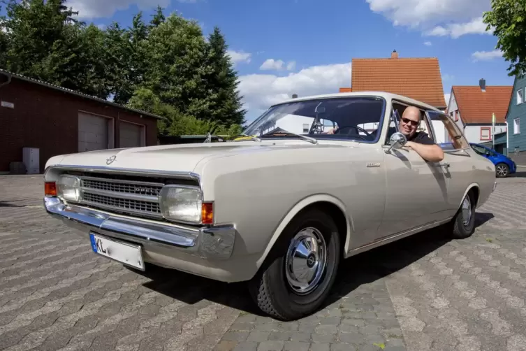  An diesem Auto hängen Erinnerungen: Michael Krier mit seinem Opel Rekord C, Baujahr 1966. 