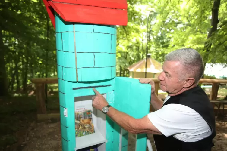 Ein Baumstamm fungiert als B&uuml;cherturm: Paul Sch&auml;fer hat ihn gestaltet. 