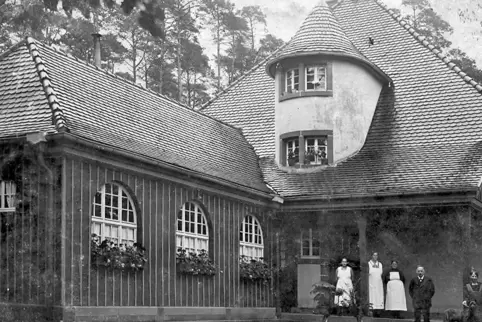 Die Aufnahme aus dem Juli 1916 zeigt das Ehepaar Christian und Anna Westenburger mit Personal vor der Walderholungsstätte.