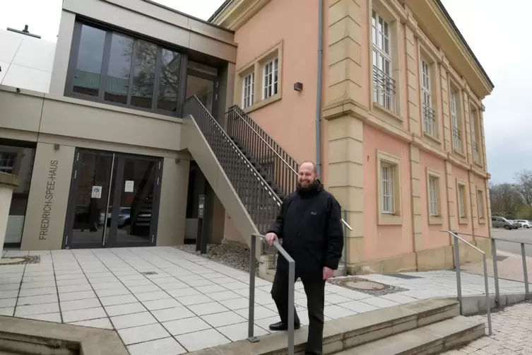 Paul Nowicki vor dem Friedrich-Spee-Haus, der Schaltzentrale von Pax Christi.