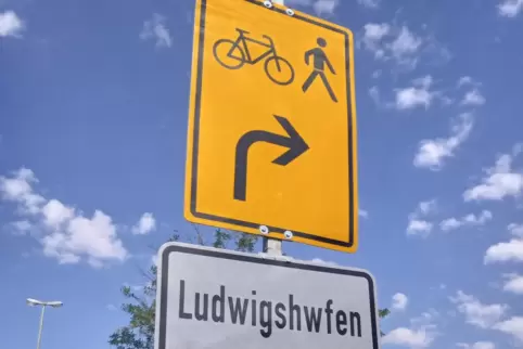 Mehfach an der Schumacher-Brücke zu sehen: „Ludwigshwfen“. 