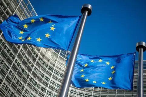 Flaggen der Europäischen Union vor dem Berlaymont-Gebäude in Brüssel, dem Sitz der Europäischen Kommission.