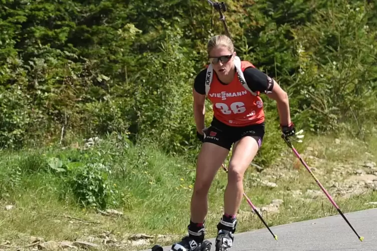 Auf Skirollern unterwegs: Franziska Hildebrand.