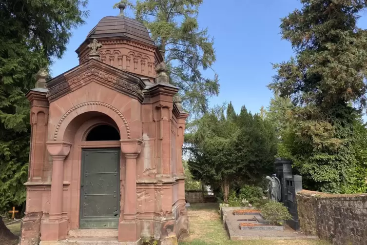 Zum Hauptfriedhof geh&ouml;ren auch die gro&szlig;en, Schatten spendenden B&auml;ume. 