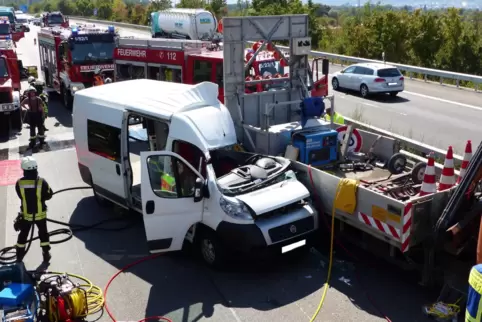 Der Fahrer wurde in seinem Fahrzeug eingeklemmt. 
