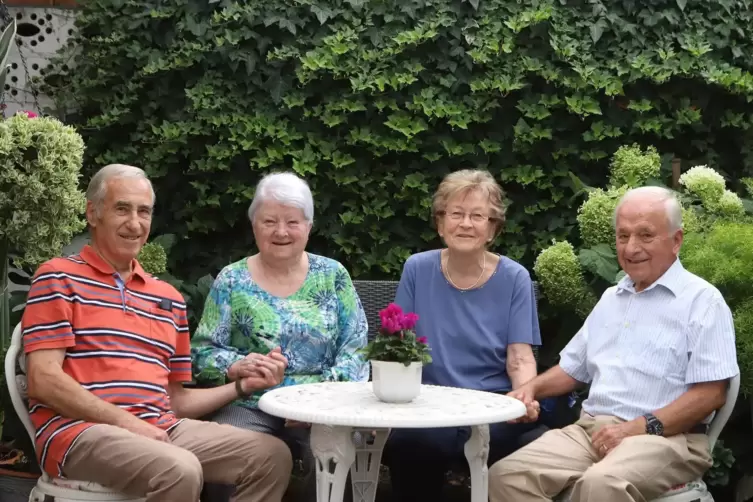 Beide Paare sind seit 65 Jahren verheiratet: Hans Ruf mit Marliese und Maria und Hans Kauter. 