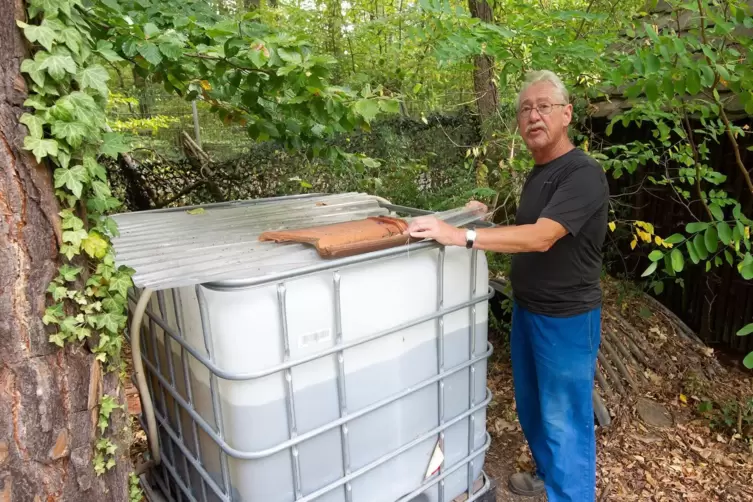 Kurt Hofs&auml;&szlig; zeigt die Filteranlage, die das Weiher-Wasser s&auml;ubert.