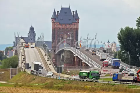 Die „alte“ Nibelungenbrücke (rechts) gilt als erstes Spannbetonbauwerk, das in der sogenannten Freivorbauweise errichtet wurde. 