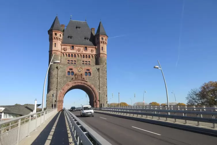 Der markante Nibelungenturm im sogenannten Nibelungenstil des fr&uuml;heren Wormser Stadtplaners und Architekten Karl Hofmann war Tei