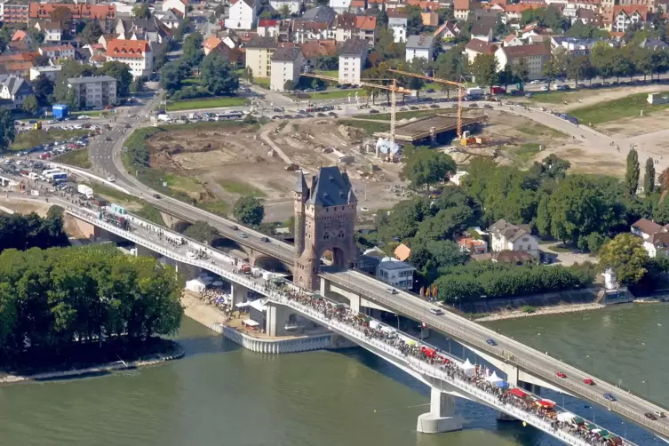 2008 wurde ein zweites, paralleles Br&uuml;ckenbauwerk zur Entlastung errichtet. &Uuml;ber die alte Br&uuml;cke flie&szlig;t der Verkehr stadteinw&auml;rt