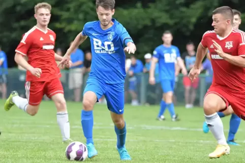 Will weiter mit seiner Mannschaft auf Erfolgskurs bleiben: Jonas Jung, der Spielertrainer des FV Ramstein (im blauen Trikot.