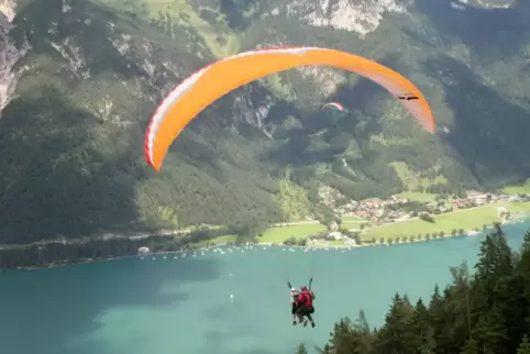 Die Welt von oben genießen: Tandemflüge vom Karwendelgebirge. 