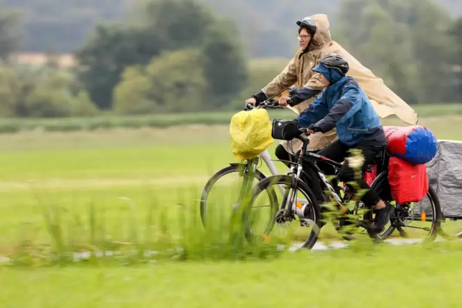 Nach einem langen Tag auf dem Fahrrad sind Radtouristen oft froh ihr Ziel erreicht zu haben. Nach einem langen Tag auf dem Fahrrad sind Radtouristen oft froh ihr Ziel erreicht zu haben.