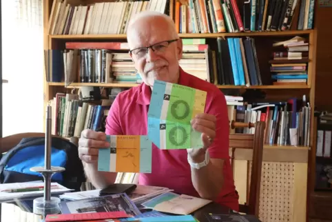 Karl Fücks mit Original-Eintrittskarten: Olympia 1972 leuchtete in bunten Farben und sollte die Spiele unterm Hakenkreuz 1936 in
