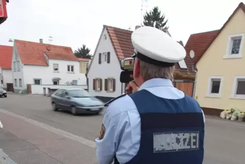 Polizei „schießt“ mit Laser auf Raser. Tempokontrolle im Kreis Germersheim.
