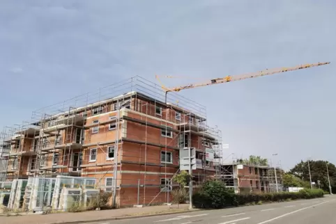 Ein Kran thront über der Baustelle, die Arbeiten kommen gut voran. 