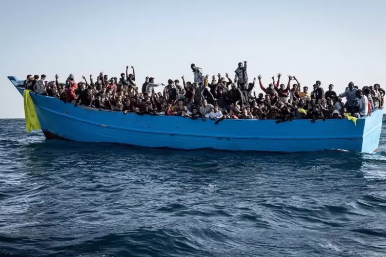 Flüchtlinge auf einem überfüllten Boot: Allein in Italien sind nach Angaben des UN-Flüchtlingskommissariats UNHCR in diesem Jahr