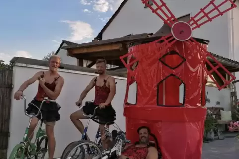 Das also soll die Kalmit hinauf: Das „Moulin Rouge“, das Patrick Minrath (im Liegerad) zusammen mit seinem Team den Berg hochwuc