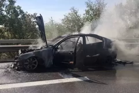 Komplett ausgebrannt: Kaum gekauft, ging das Fahrzeug auf der Autobahn plötzlich in Flammen auf. 