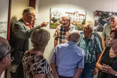 RHEINPFALZ-Leser im Gespräch mit Bürgermeister Bernd Frey (links).