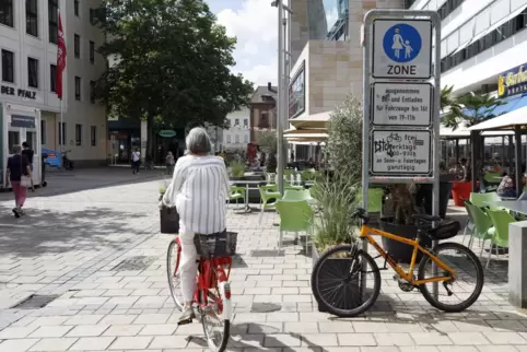 Fahrräder oder Elektroscooter sorgen in der Fußgängerzone immer wieder für Ärger.