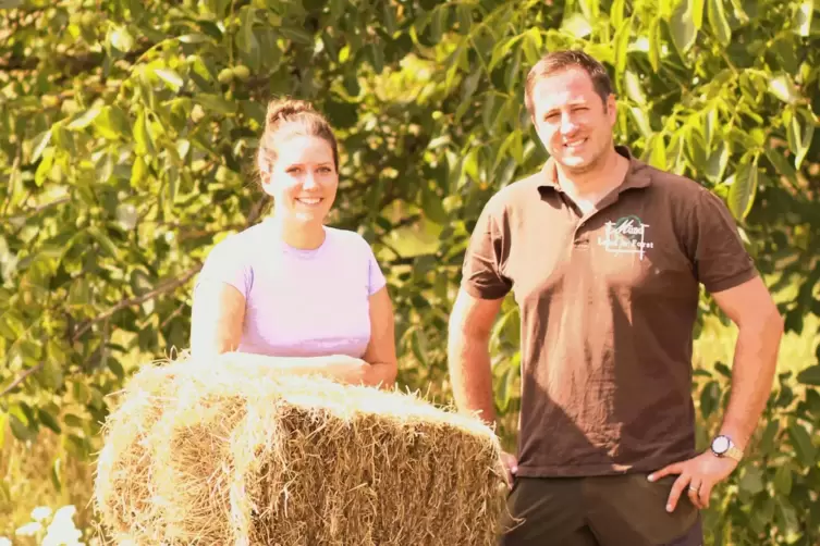 Die beiden Agrarwissenschaftler Stephanie und Benjamin Münd verkaufen im Hauptberuf Traktoren. Als Hobby machen sie Heu. 