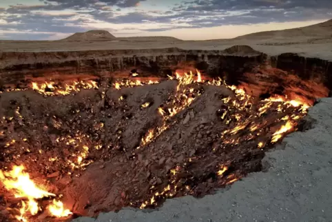 Der Krater in der turkmenischen Wüste Karakum brennt seit Jahrzehnten. Er hat einen Durchmesser von 70 Metern. Wer ihn entzündet