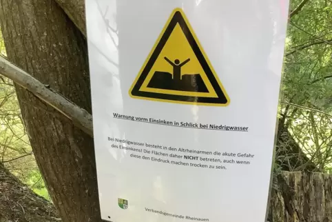 In den Rheinauen: ein Schild, das vor dem Einsinken warnt. 