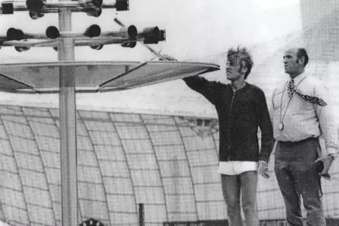 Günther Zahn (18) aus Passau, der die Flamme am 26. August 1972 in München entzündete, mit Arno Scheurer bei der Generalprobe. 