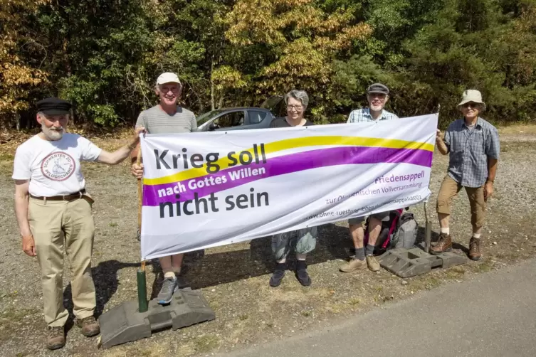 Mahner für den Frieden: Eine Pilgergruppe aus Paderborn demonstrierte vor der Air Base gegen Krieg. 