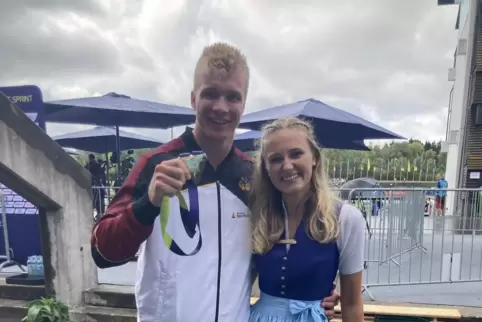 Europameister Jacob Schopf mit seiner Goldmedaille und Antonia Wolff nach der Siegerehrung. 