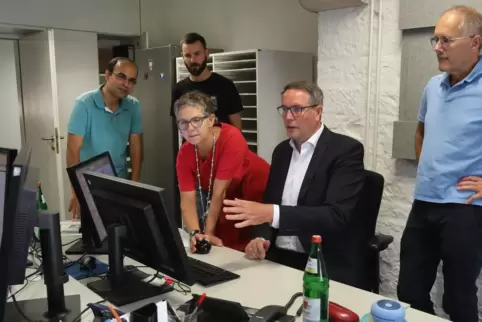 Digitalisierungsminister Alexander Schweitzer lässt sich die digitale Arbeitsweise der Redaktion erklären. Von links: Ali Reza H