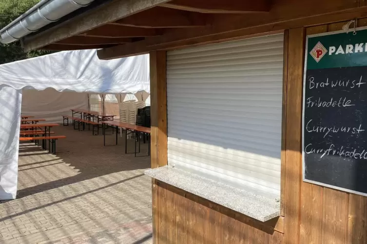W&auml;hrend der SC Stambach sein Sportheim umbaut, dient, nicht nur an Spieltagen, ein derzeit davor aufgebautes Zelt als Provisoriu