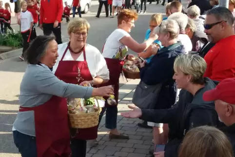 Beim Kerweumzug 2018 verteilen die Landfrauen Geschenke. 