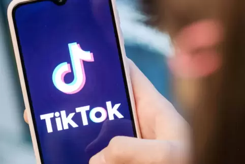 Einer Studie zufolge betrachten mittlerweile 63 Prozent der Jugendlichen bei TikTok regelmäßig Videos oder laden selbst Clips ho