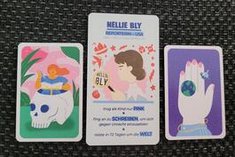 Nelly Bly trug als Kind nur Pink. Zwei Hinweise auf der linken Karte: Die Frau schreibt, der Hintergrund der Karte ist rosa. Ähn