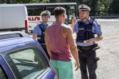  Maximilian Flederer (links) und Tim Wolterhoff sind beide Polizeikommissare in der Polizeiinspektion 2 und kontrollieren gerade