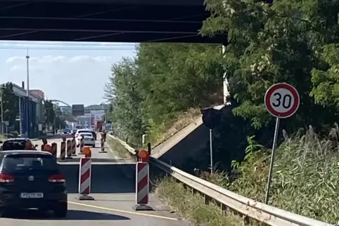 Unter der Brücke ist der Fahrstreifen gesperrt.