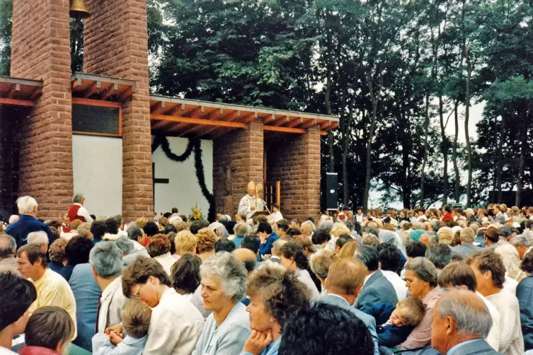 Der Speyerer Bischof Anton Schlembach weihte am 25. August 1985 die heutige Wendelinuskapelle, bei der Feier entstand diese Aufn