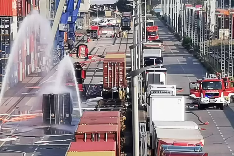 Auch zwei Tage nach dem Austritt eines giftigen Produkts im Mannheimer Hafen ist die Feuerwehr vor Ort.