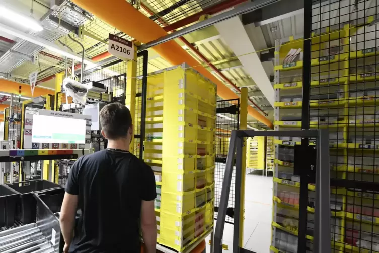 30.000 der gelben Regale werden am Standort Frankenthal f&uuml;rs Einlagern der Artikel verwendet. Rund 3000 Roboter transportieren s