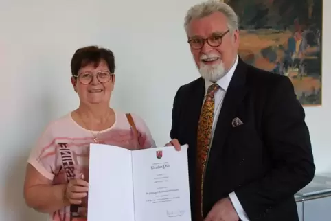 Landesjustizminister Herbert Mertin gratulierte Marianne Schackert zum goldenen Dienstjubiläum. 