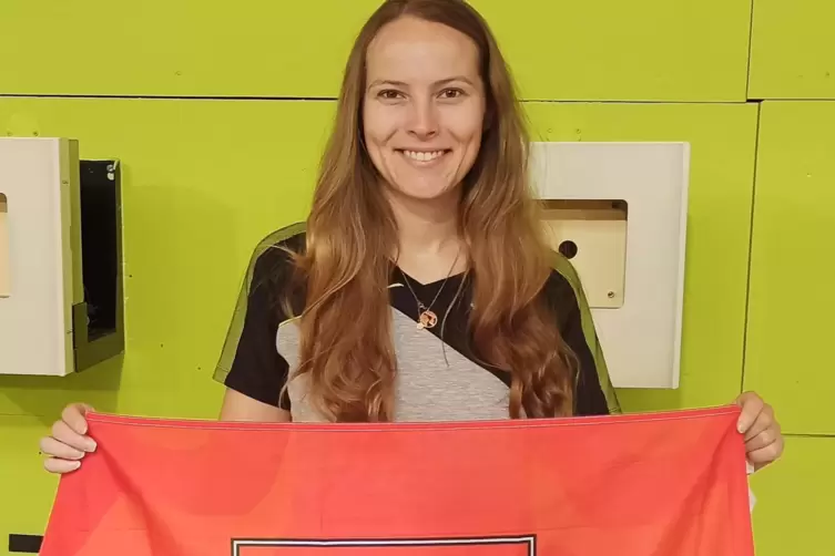 Tamara Hüttner schießt für den SV Appenhofen. 