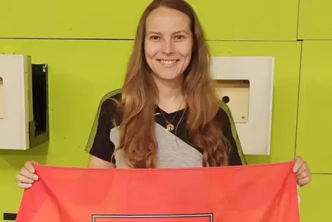 Tamara Hüttner schießt für den SV Appenhofen. 