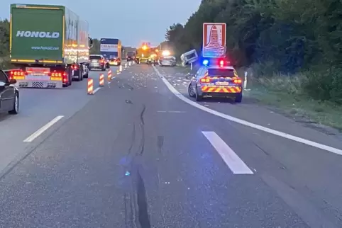 Der Wohnwagen riss ab und landete im Graben. 